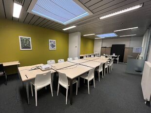 Deze kwaliteitsvolle en instapklare showroom met bijhorend magazijn en kantoorruimte is centraal gelegen in de commerci&euml;le hotspot van Wijnegem Trade Towers II.

Opdeling van de commerci&euml;le site:
- Showroom: ca. 500 m&sup2;
- Magazijn/opslagruimte: ca. 475 