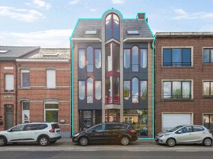 In de Kerkhofstraat te Boom bieden wij dit ruime en polyvalent gebouw aan dat wonen en werken combineert. Het pand is strategisch gelegen nabij het centrum van Boom, met winkels, scholen en openbaar vervoer op wandel- en fietsafstand. Dankzij haar ligging