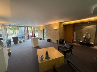 In de Kerkhofstraat te Boom bieden wij dit ruime en polyvalent gebouw aan dat wonen en werken combineert. Het pand is strategisch gelegen nabij het centrum van Boom, met winkels, scholen en openbaar vervoer op wandel- en fietsafstand. Dankzij haar ligging