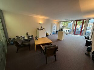 In de Kerkhofstraat te Boom bieden wij dit ruime en polyvalent gebouw aan dat wonen en werken combineert. Het pand is strategisch gelegen nabij het centrum van Boom, met winkels, scholen en openbaar vervoer op wandel- en fietsafstand. Dankzij haar ligging