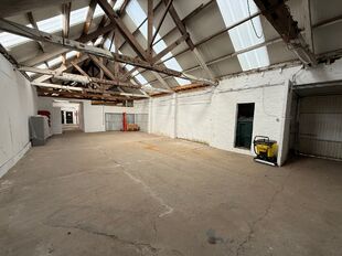 In de Kerkhofstraat te Boom bieden wij dit ruime en polyvalent gebouw aan dat wonen en werken combineert. Het pand is strategisch gelegen nabij het centrum van Boom, met winkels, scholen en openbaar vervoer op wandel- en fietsafstand. Dankzij haar ligging