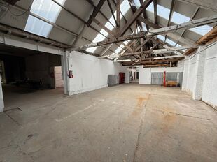 In de Kerkhofstraat te Boom bieden wij dit ruime en polyvalent gebouw aan dat wonen en werken combineert. Het pand is strategisch gelegen nabij het centrum van Boom, met winkels, scholen en openbaar vervoer op wandel- en fietsafstand. Dankzij haar ligging