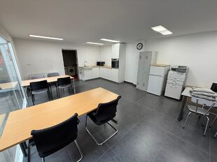 In de Kerkhofstraat te Boom bieden wij dit ruime en polyvalent gebouw aan dat wonen en werken combineert. Het pand is strategisch gelegen nabij het centrum van Boom, met winkels, scholen en openbaar vervoer op wandel- en fietsafstand. Dankzij haar ligging