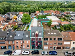 In de Kerkhofstraat te Boom bieden wij dit ruime en polyvalent gebouw aan dat wonen en werken combineert. Het pand is strategisch gelegen nabij het centrum van Boom, met winkels, scholen en openbaar vervoer op wandel- en fietsafstand. Dankzij haar ligging