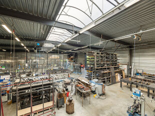 In de Duiventorenstraat te Essen bevindt zich deze unieke vastgoedsite bestaande uit twee naast elkaar gelegen percelen met een totale oppervlakte van maar liefst 5.005 m². Dankzij de combinatie van ruime magazijnen, kantoren, showroomruimtes en woongele