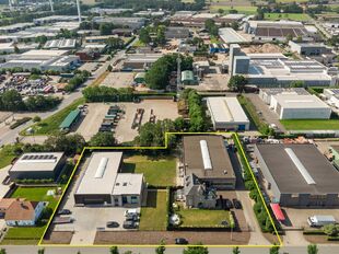 In de Duiventorenstraat te Essen bevindt zich deze unieke vastgoedsite bestaande uit twee naast elkaar gelegen percelen met een totale oppervlakte van maar liefst 5.005 m². Dankzij de combinatie van ruime magazijnen, kantoren, showroomruimtes en woongele