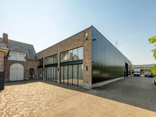 In de Duiventorenstraat 6 te Essen bevindt zich deze veelzijdige eigendom op een perceel van ca. 2.660 m&sup2;. Dankzij de combinatie van ruime magazijn-, showroom- en kantoorruimtes met een ruime woongelegenheid biedt dit pand een uitzonderlijke opportunitei