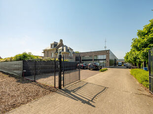 In de Duiventorenstraat 6 te Essen bevindt zich deze veelzijdige eigendom op een perceel van ca. 2.660 m&sup2;. Dankzij de combinatie van ruime magazijn-, showroom- en kantoorruimtes met een ruime woongelegenheid biedt dit pand een uitzonderlijke opportunitei