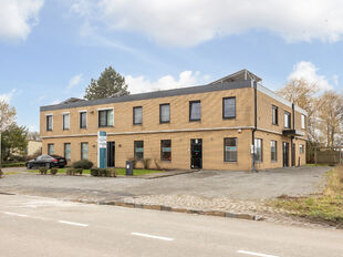 We vinden deze kantoorruimte voor gemengd gebruik terug in een appartementsgebouw op strategische locatie te Lier. Het pand, dat zich op het gelijkvloers bevindt, is door de huidige eigenaars steeds correct onderhouden geweest.

Huidige indeling: verschil