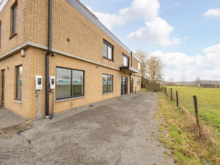 We vinden deze kantoorruimte voor gemengd gebruik terug in een appartementsgebouw op strategische locatie te Lier. Het pand, dat zich op het gelijkvloers bevindt, is door de huidige eigenaars steeds correct onderhouden geweest.

Huidige indeling: verschil