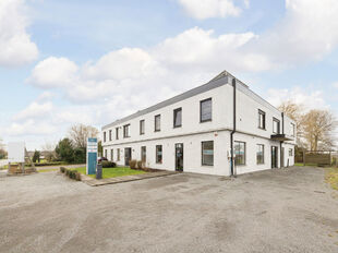 We vinden deze kantoorruimte voor gemengd gebruik terug in een appartementsgebouw op strategische locatie te Lier. Het pand, dat zich op het gelijkvloers bevindt, is door de huidige eigenaars steeds correct onderhouden geweest.

Huidige indeling: verschil