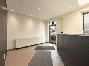 We vinden deze kantoorruimte voor gemengd gebruik terug in een appartementsgebouw op strategische locatie te Lier. Het pand, dat zich op het gelijkvloers bevindt, is door de huidige eigenaars steeds correct onderhouden geweest.

Huidige indeling: verschil