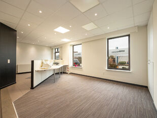 We vinden deze kantoorruimte voor gemengd gebruik terug in een appartementsgebouw op strategische locatie te Lier. Het pand, dat zich op het gelijkvloers bevindt, is door de huidige eigenaars steeds correct onderhouden geweest.

Huidige indeling: verschil