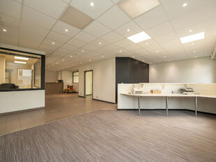 We vinden deze kantoorruimte voor gemengd gebruik terug in een appartementsgebouw op strategische locatie te Lier. Het pand, dat zich op het gelijkvloers bevindt, is door de huidige eigenaars steeds correct onderhouden geweest.

Huidige indeling: verschil