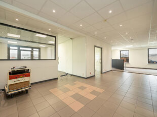 We vinden deze kantoorruimte voor gemengd gebruik terug in een appartementsgebouw op strategische locatie te Lier. Het pand, dat zich op het gelijkvloers bevindt, is door de huidige eigenaars steeds correct onderhouden geweest.

Huidige indeling: verschil