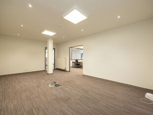 We vinden deze kantoorruimte voor gemengd gebruik terug in een appartementsgebouw op strategische locatie te Lier. Het pand, dat zich op het gelijkvloers bevindt, is door de huidige eigenaars steeds correct onderhouden geweest.

Huidige indeling: verschil