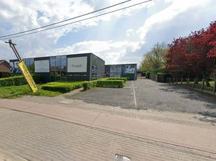Op een uitstekende zichtlocatie langs de Mechelbaan in Putte bevindt zich deze uitzonderlijke eigendom die wonen en ondernemen perfect combineert. Dankzij de strategische ligging langs een belangrijke verbindingsweg (N15) en de commerciële gevelbreedte g
