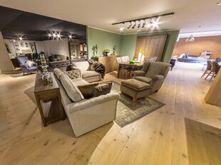 Op een uitstekende zichtlocatie langs de Mechelbaan in Putte bevindt zich deze uitzonderlijke eigendom die wonen en ondernemen perfect combineert. Dankzij de strategische ligging langs een belangrijke verbindingsweg (N15) en de commerciële gevelbreedte g
