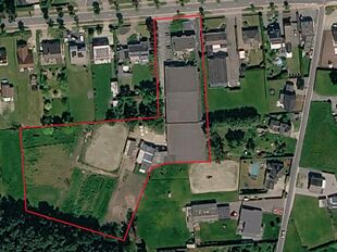 Op een uitstekende zichtlocatie langs de Mechelbaan in Putte bevindt zich deze uitzonderlijke eigendom die wonen en ondernemen perfect combineert. Dankzij de strategische ligging langs een belangrijke verbindingsweg (N15) en de commerciële gevelbreedte g