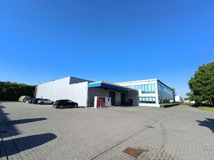 Dit bedrijfsgebouw is strategisch gelegen te Wommelgem, in de goed ontsloten KMO-zone 'Kapelleveld', vlakbij de E313-E34 richting Antwerpen, Nederland en Luik.

Het pand, gelegen op een privatief perceel van ca. 7.576 m²,  bestaat uit de combinatie van o