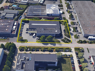 Dit bedrijfsgebouw is strategisch gelegen te Wommelgem, in de goed ontsloten KMO-zone 'Kapelleveld', vlakbij de E313-E34 richting Antwerpen, Nederland en Luik.

Het pand, gelegen op een privatief perceel van ca. 7.576 m²,  bestaat uit de combinatie van o