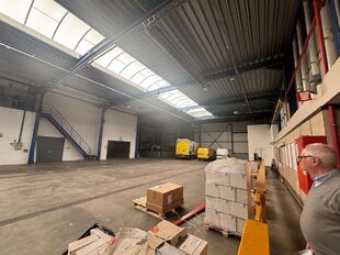 Dit bedrijfsgebouw is strategisch gelegen te Wommelgem, in de goed ontsloten KMO-zone 'Kapelleveld', vlakbij de E313-E34 richting Antwerpen, Nederland en Luik.

Het pand, gelegen op een privatief perceel van ca. 7.576 m²,  bestaat uit de combinatie van o