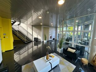 Dit bedrijfsgebouw is strategisch gelegen te Wommelgem, in de goed ontsloten KMO-zone 'Kapelleveld', vlakbij de E313-E34 richting Antwerpen, Nederland en Luik.

Het pand, gelegen op een privatief perceel van ca. 7.576 m²,  bestaat uit de combinatie van o