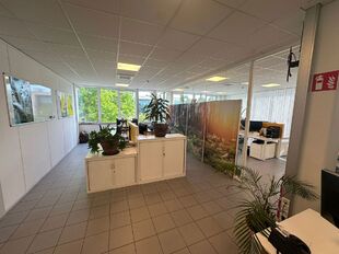 Dit bedrijfsgebouw is strategisch gelegen te Wommelgem, in de goed ontsloten KMO-zone 'Kapelleveld', vlakbij de E313-E34 richting Antwerpen, Nederland en Luik.

Het pand, gelegen op een privatief perceel van ca. 7.576 m²,  bestaat uit de combinatie van o