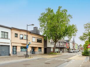 Deze mooie handelsruimte ligt pal in het commerciële centrum van Hove, met een mooie visibiliteit.
Het gelijkvloers heeft een private toegang vanaf de straat en is uitermate geschikt voor een waaier aan toepassingen (vb. vrije beroepen, groepspraktijk,.