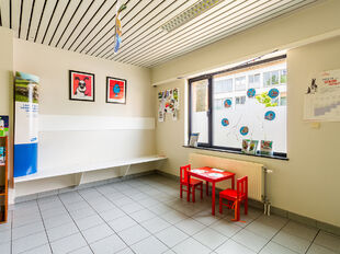 Deze mooie handelsruimte ligt pal in het commerciële centrum van Hove, met een mooie visibiliteit.
Het gelijkvloers heeft een private toegang vanaf de straat en is uitermate geschikt voor een waaier aan toepassingen (vb. vrije beroepen, groepspraktijk,.