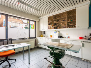 Deze mooie handelsruimte ligt pal in het commerciële centrum van Hove, met een mooie visibiliteit.
Het gelijkvloers heeft een private toegang vanaf de straat en is uitermate geschikt voor een waaier aan toepassingen (vb. vrije beroepen, groepspraktijk,.