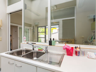 Deze mooie handelsruimte ligt pal in het commerciële centrum van Hove, met een mooie visibiliteit.
Het gelijkvloers heeft een private toegang vanaf de straat en is uitermate geschikt voor een waaier aan toepassingen (vb. vrije beroepen, groepspraktijk,.