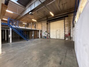 Binnen dit bedrijvencomplex bieden wij deze unit aan. De unit beschikt over een totale oppervlakte van:

- 1.152 m&sup2; opslagruimte
- 480 m&sup2; mezzanine
- 288 m&sup2; kantoorruimte (verdeeld over het gelijkvloers en de eerste verdieping)

De opslagruimte heeft e