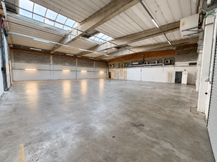 Het betreft de verhuur van een bedrijfsgebouw gelegen langsheen de Kontichsesteenweg te Aartselaar, met een uitstekende ligging nabij de A12. Binnen dit bedrijvencomplex bieden wij een unit aan van ca. 1632 m², bestaande uit:
- 1.152 m² opslagruimte
-