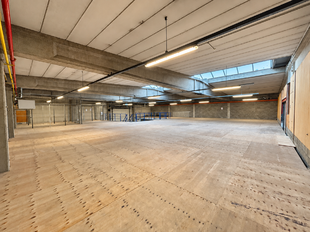 Het betreft de verhuur van een bedrijfsgebouw gelegen langsheen de Kontichsesteenweg te Aartselaar, met een uitstekende ligging nabij de A12. Binnen dit bedrijvencomplex bieden wij een unit aan van ca. 1632 m², bestaande uit:
- 1.152 m² opslagruimte
-