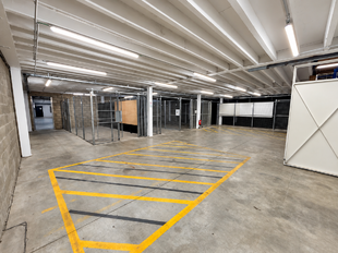 Het betreft de verhuur van een bedrijfsgebouw gelegen langsheen de Kontichsesteenweg te Aartselaar, met een uitstekende ligging nabij de A12. Binnen dit bedrijvencomplex bieden wij een unit aan van ca. 1632 m², bestaande uit:
- 1.152 m² opslagruimte
-