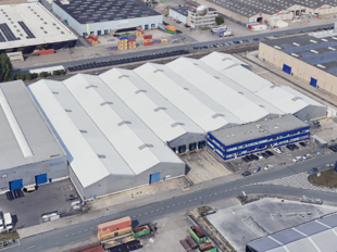 Het betreft de verhuur van een bedrijfsgebouw gelegen op een toplocatie in de Haven van Antwerpen, nabij enkele belangrijke invalswegen zoals de A12, E19 en de Ring van Antwerpen. Het gebouw omvat een totale oppervlakte van 13 546 m², bestaande uit 13 39