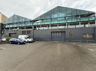 Op een strategische locatie aan de Straatsburgdok-Noordkaai 27 in Antwerpen, vlakbij de Haven van Antwerpen, bevindt zich dit functionele magazijn met bijhorende kantoren. Met een oppervlakte van ca. 2000 m² is dit gebouw uitermate geschikt voor bedrijve