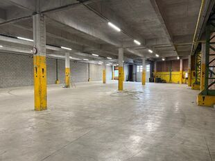 Op een strategische locatie aan de Straatsburgdok-Noordkaai 27 in Antwerpen, vlakbij de Haven van Antwerpen, bevindt zich dit functionele magazijn met bijhorende kantoren. Met een oppervlakte van ca. 2000 m² is dit gebouw uitermate geschikt voor bedrijve