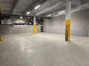Op een strategische locatie aan de Straatsburgdok-Noordkaai 27 in Antwerpen, vlakbij de Haven van Antwerpen, bevindt zich dit functionele magazijn met bijhorende kantoren. Met een oppervlakte van ca. 2000 m² is dit gebouw uitermate geschikt voor bedrijve