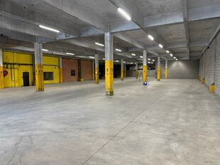 Op een strategische locatie aan de Straatsburgdok-Noordkaai 27 in Antwerpen, vlakbij de Haven van Antwerpen, bevindt zich dit functionele magazijn met bijhorende kantoren. Met een oppervlakte van ca. 2000 m² is dit gebouw uitermate geschikt voor bedrijve