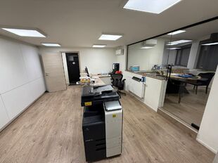 Op een strategische locatie aan de Straatsburgdok-Noordkaai 27 in Antwerpen, vlakbij de Haven van Antwerpen, bevindt zich dit functionele magazijn met bijhorende kantoren. Met een oppervlakte van ca. 2000 m² is dit gebouw uitermate geschikt voor bedrijve
