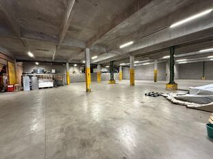 Op een strategische locatie aan de Straatsburgdok-Noordkaai 27 in Antwerpen, vlakbij de Haven van Antwerpen, bevindt zich dit functionele magazijn met bijhorende kantoren. Met een oppervlakte van ca. 2000 m² is dit gebouw uitermate geschikt voor bedrijve