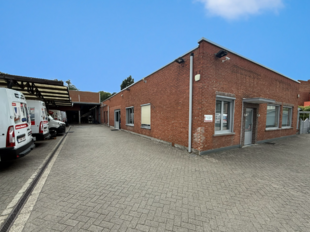 Op een uitstekende locatie, langsheen de Kapelsesteenweg te Ekeren, bieden wij dit functionele en veelzijdige gebouw te huur aan. Dankzij de ligging langs de Kapelsesesteenweg geniet het gebouw van een vlotte bereikbaarheid en uitstekende visibiliteit. Di