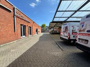 Op een uitstekende locatie, langsheen de Kapelsesteenweg te Ekeren, bieden wij dit functionele en veelzijdige gebouw te huur aan. Dankzij de ligging langs de Kapelsesesteenweg geniet het gebouw van een vlotte bereikbaarheid en uitstekende visibiliteit. Di