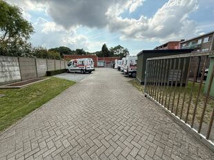 Op een uitstekende locatie, langsheen de Kapelsesteenweg te Ekeren, bieden wij dit functionele en veelzijdige gebouw te huur aan. Dankzij de ligging langs de Kapelsesesteenweg geniet het gebouw van een vlotte bereikbaarheid en uitstekende visibiliteit. Di