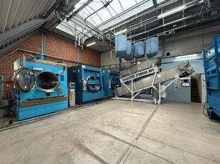 Op een uitstekende locatie, langsheen de Kapelsesteenweg te Ekeren, bieden wij dit functionele en veelzijdige gebouw te huur aan. Dankzij de ligging langs de Kapelsesesteenweg geniet het gebouw van een vlotte bereikbaarheid en uitstekende visibiliteit. Di