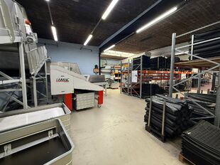 Op een uitstekende locatie, langsheen de Kapelsesteenweg te Ekeren, bieden wij dit functionele en veelzijdige gebouw te huur aan. Dankzij de ligging langs de Kapelsesesteenweg geniet het gebouw van een vlotte bereikbaarheid en uitstekende visibiliteit. Di