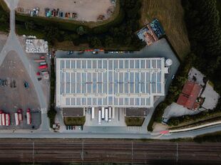 Het betreft de verhuur van een logistiek gebouw op een uitstekende locatie ten zuiden van Brussel, gelegen tussen de E19 (Antwerpen-Brussel) en de N6.
Het gebouw heeft een oppervlakte van ca. 7275 m², bestaande uit ca. 6770 m² opslagruimte en ca. 505