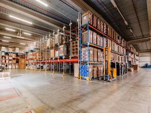 Het betreft de verhuur van een logistiek gebouw op een uitstekende locatie ten zuiden van Brussel, gelegen tussen de E19 (Antwerpen-Brussel) en de N6.
Het gebouw heeft een oppervlakte van ca. 7275 m², bestaande uit ca. 6770 m² opslagruimte en ca. 505